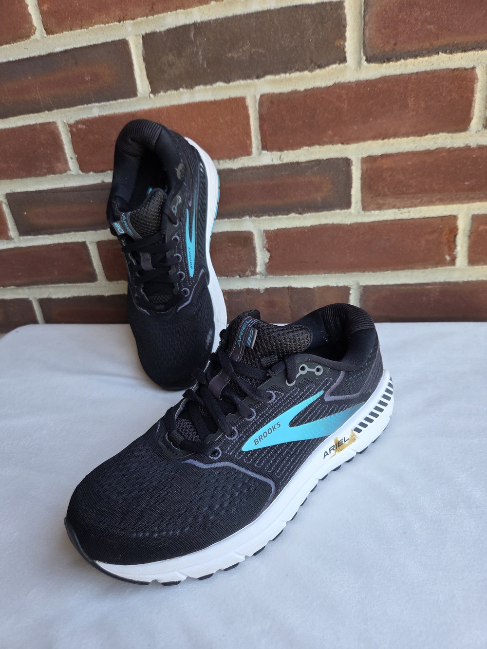 Brooks Ariel 20 Women’s Size 7 D Wide Black Blue Support Running Shoes